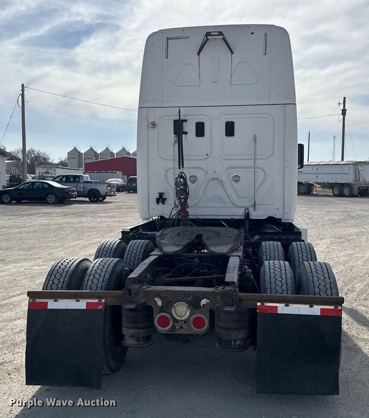 image for item EU6406 2014 Freightliner Cascadia semi truck