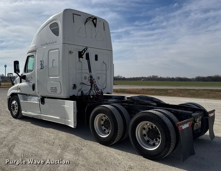 image for item EU6406 2014 Freightliner Cascadia semi truck