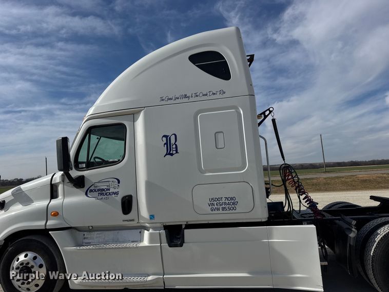 image for item EU6406 2014 Freightliner Cascadia semi truck