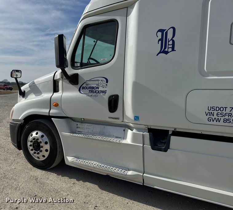 image for item EU6406 2014 Freightliner Cascadia semi truck