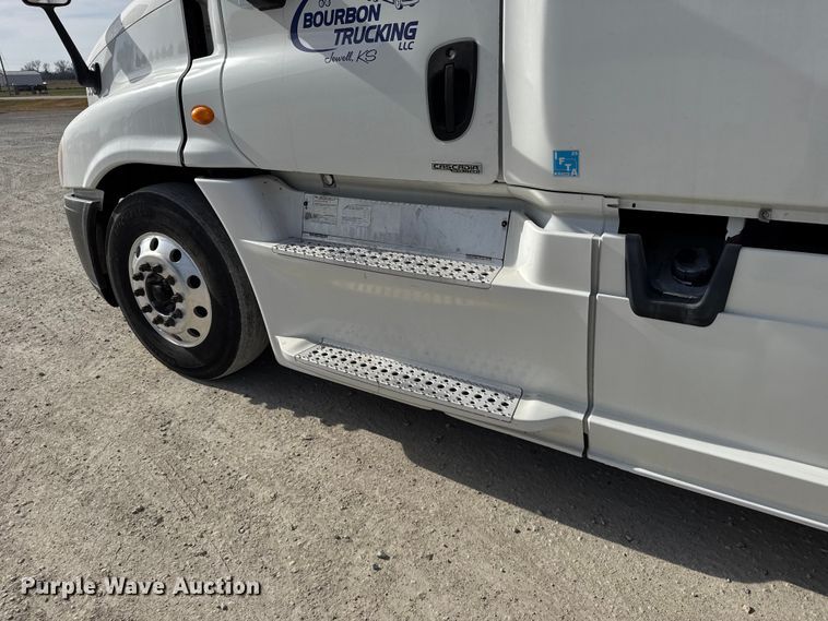 image for item EU6406 2014 Freightliner Cascadia semi truck