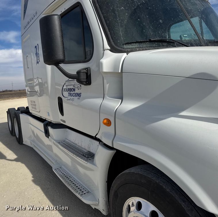 image for item EU6406 2014 Freightliner Cascadia semi truck