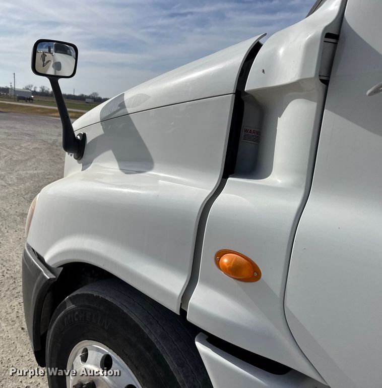 image for item EU6406 2014 Freightliner Cascadia semi truck