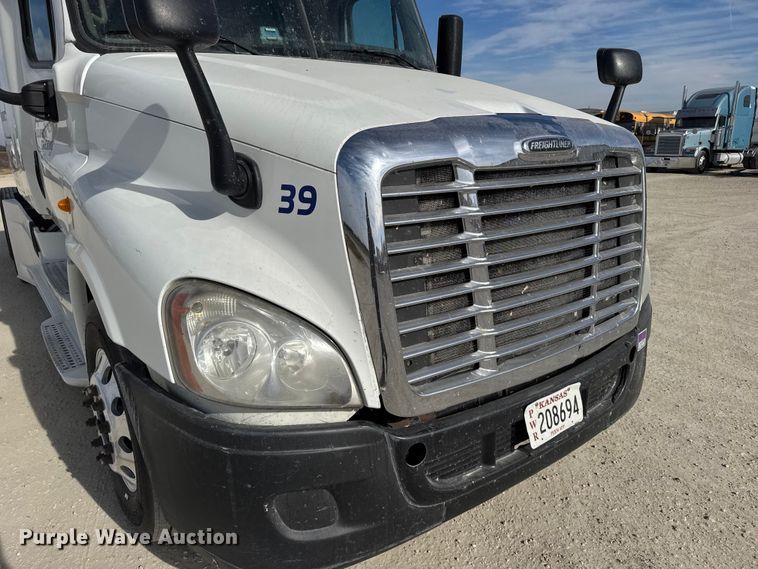 image for item EU6406 2014 Freightliner Cascadia semi truck