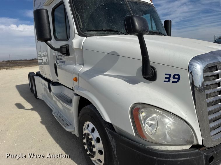 image for item EU6406 2014 Freightliner Cascadia semi truck