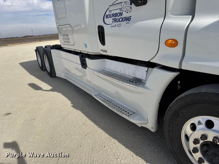 image for item EU6406 2014 Freightliner Cascadia semi truck