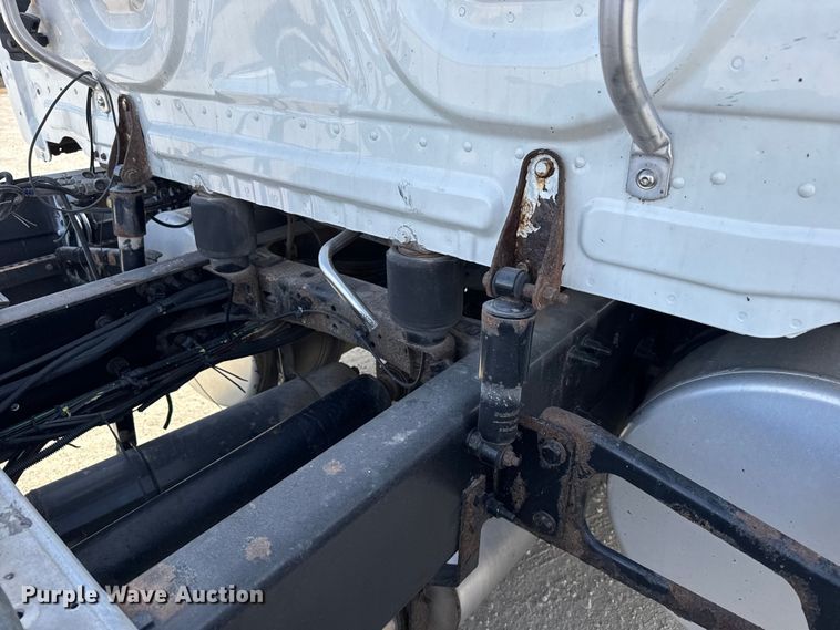 image for item EU6406 2014 Freightliner Cascadia semi truck