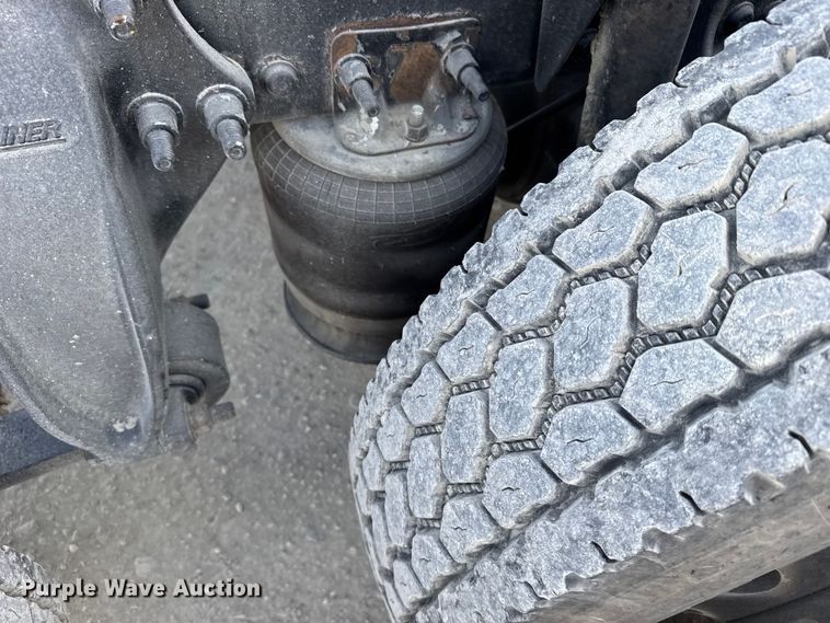 image for item EU6406 2014 Freightliner Cascadia semi truck