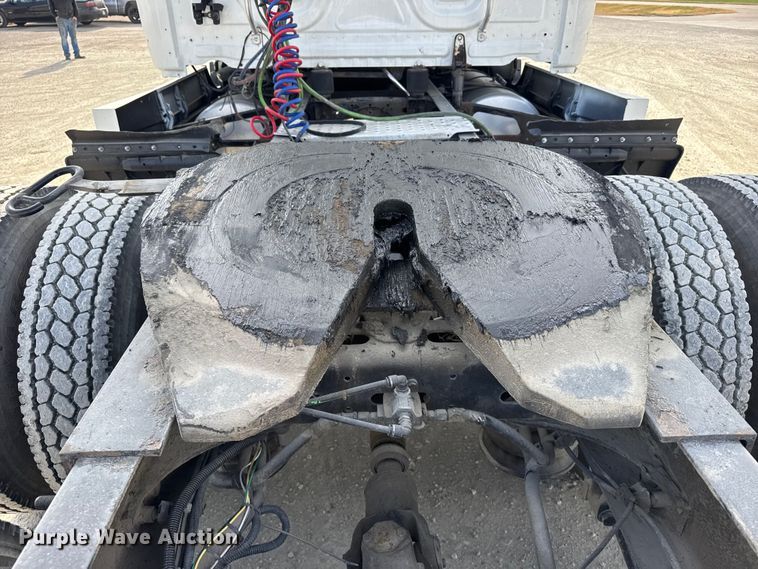 image for item EU6406 2014 Freightliner Cascadia semi truck