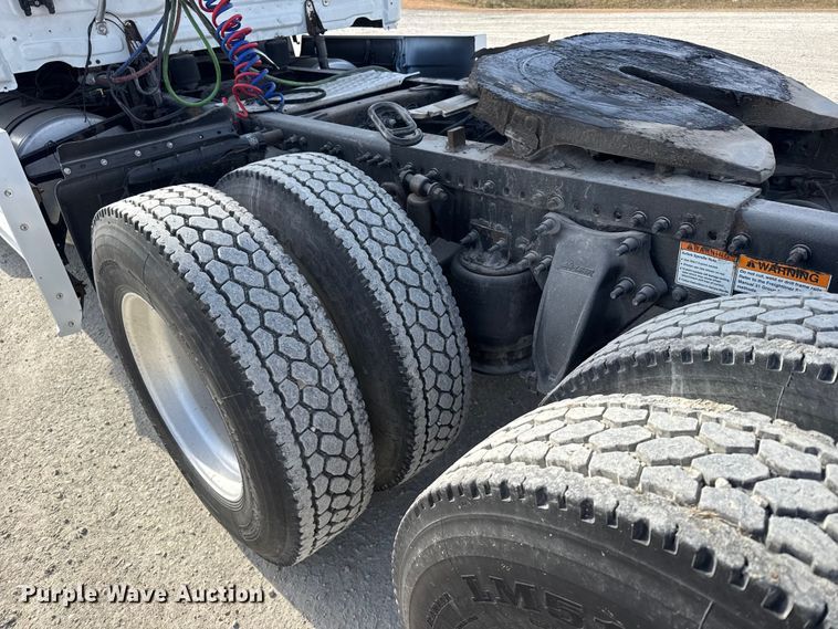 image for item EU6406 2014 Freightliner Cascadia semi truck