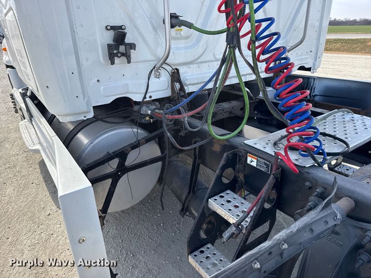 image for item EU6406 2014 Freightliner Cascadia semi truck