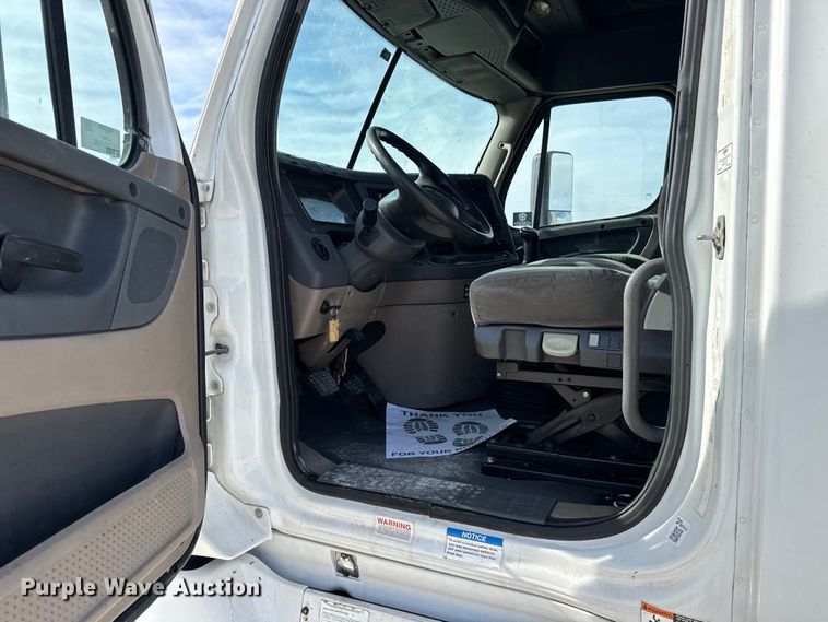 image for item EU6406 2014 Freightliner Cascadia semi truck