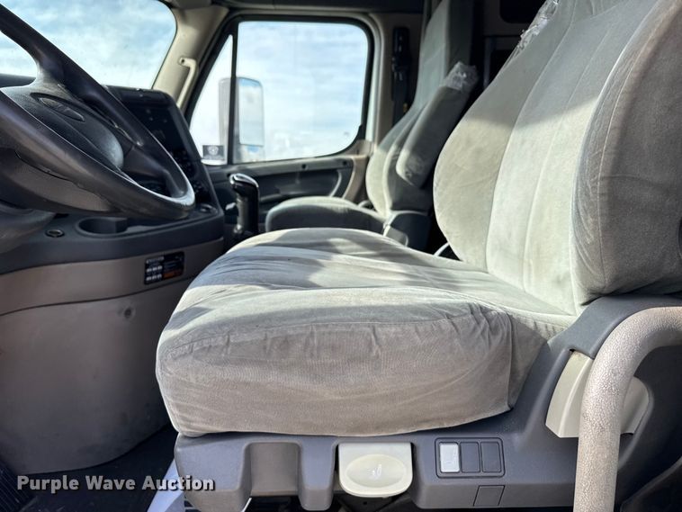 image for item EU6406 2014 Freightliner Cascadia semi truck