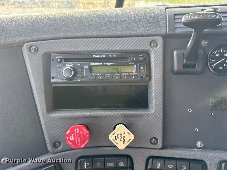 image for item EU6406 2014 Freightliner Cascadia semi truck