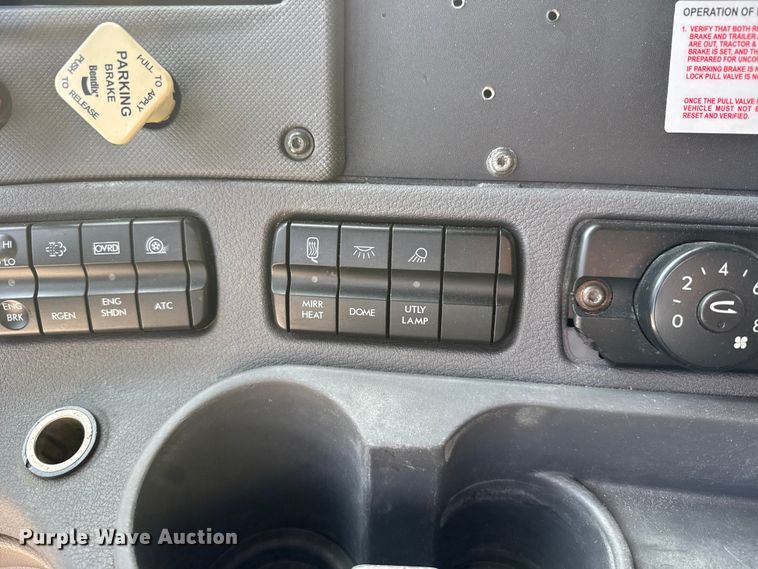 image for item EU6406 2014 Freightliner Cascadia semi truck