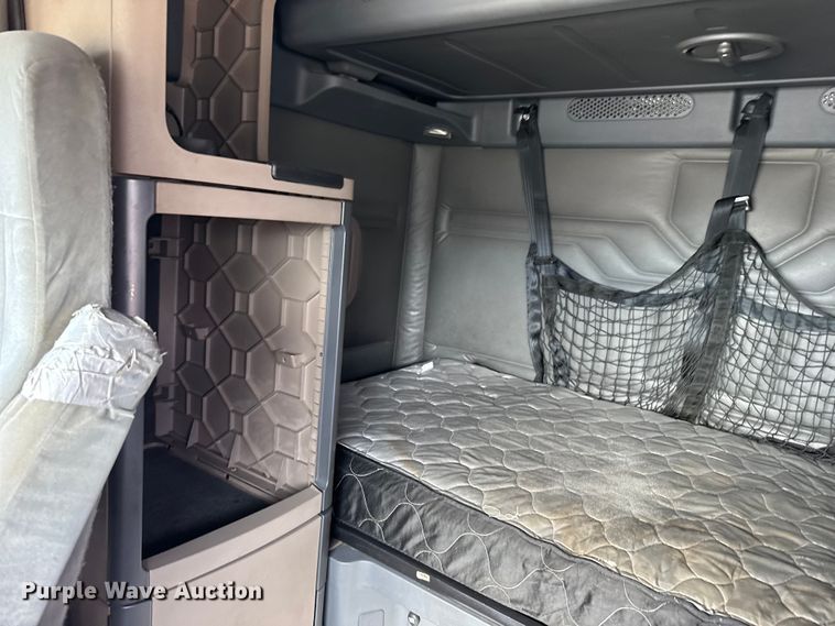 image for item EU6406 2014 Freightliner Cascadia semi truck