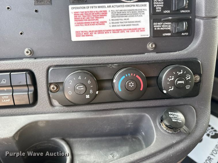 image for item EU6406 2014 Freightliner Cascadia semi truck