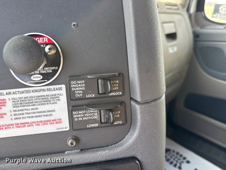 image for item EU6406 2014 Freightliner Cascadia semi truck