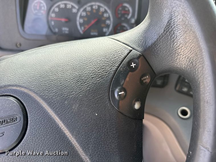 image for item EU6406 2014 Freightliner Cascadia semi truck