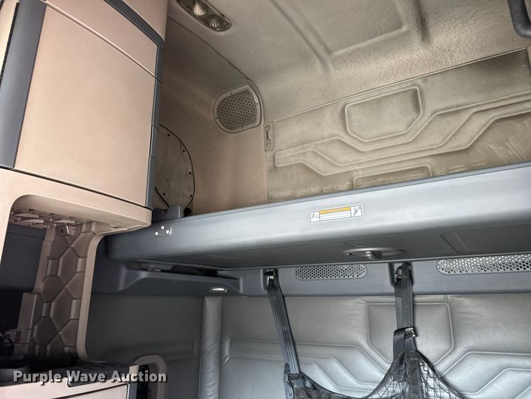 image for item EU6406 2014 Freightliner Cascadia semi truck