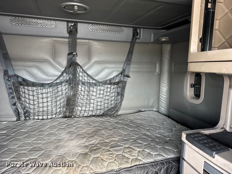 image for item EU6406 2014 Freightliner Cascadia semi truck