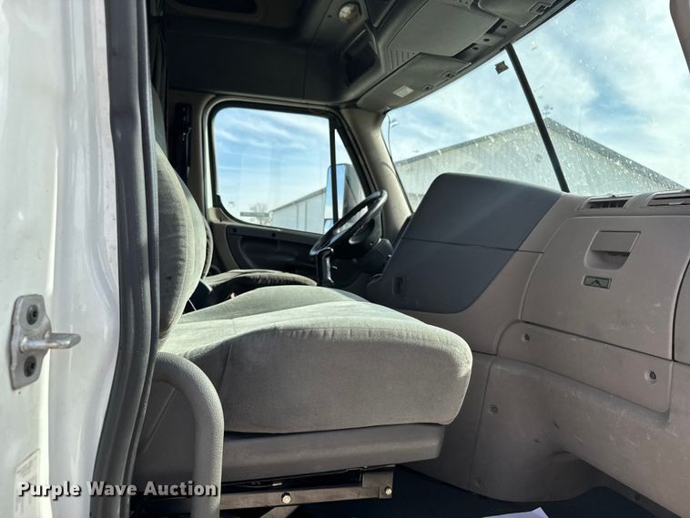 image for item EU6406 2014 Freightliner Cascadia semi truck