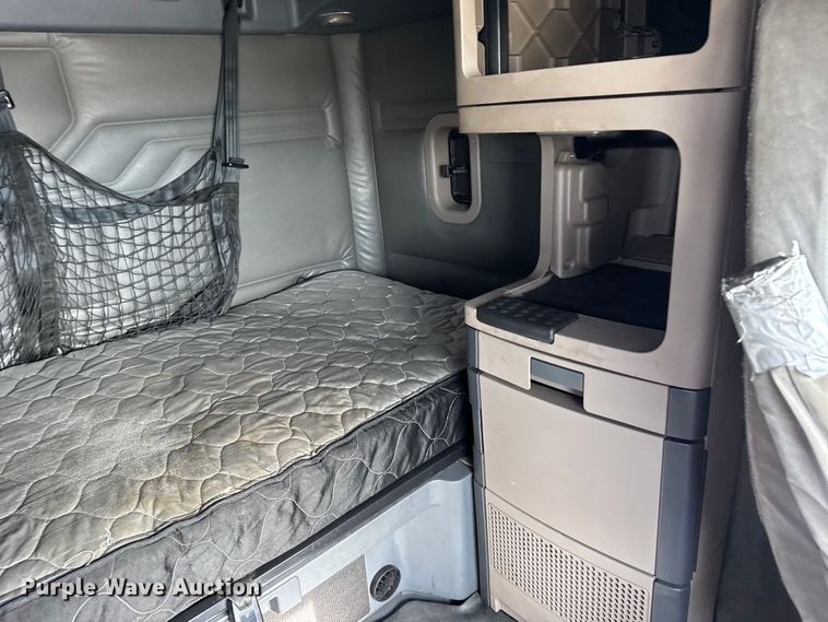 image for item EU6406 2014 Freightliner Cascadia semi truck