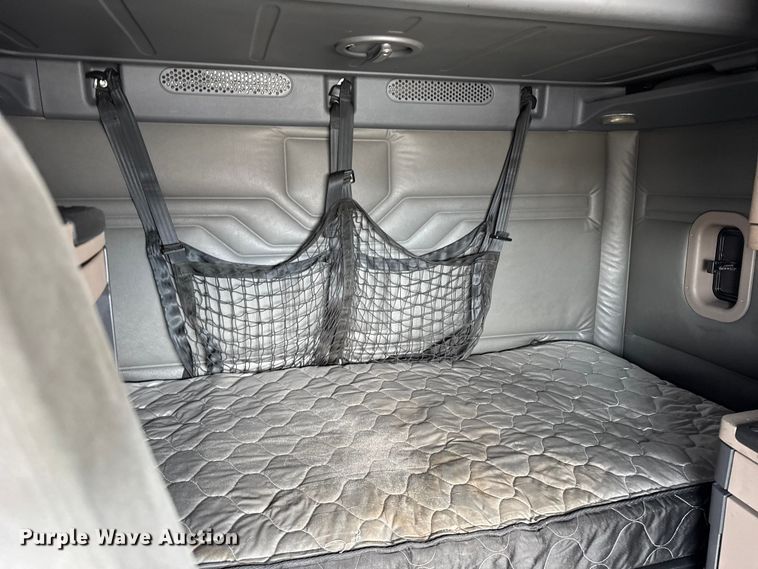 image for item EU6406 2014 Freightliner Cascadia semi truck