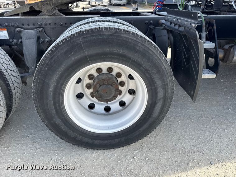 image for item EU6406 2014 Freightliner Cascadia semi truck