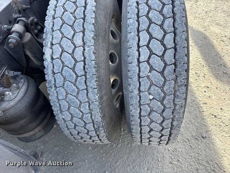 image for item EU6406 2014 Freightliner Cascadia semi truck