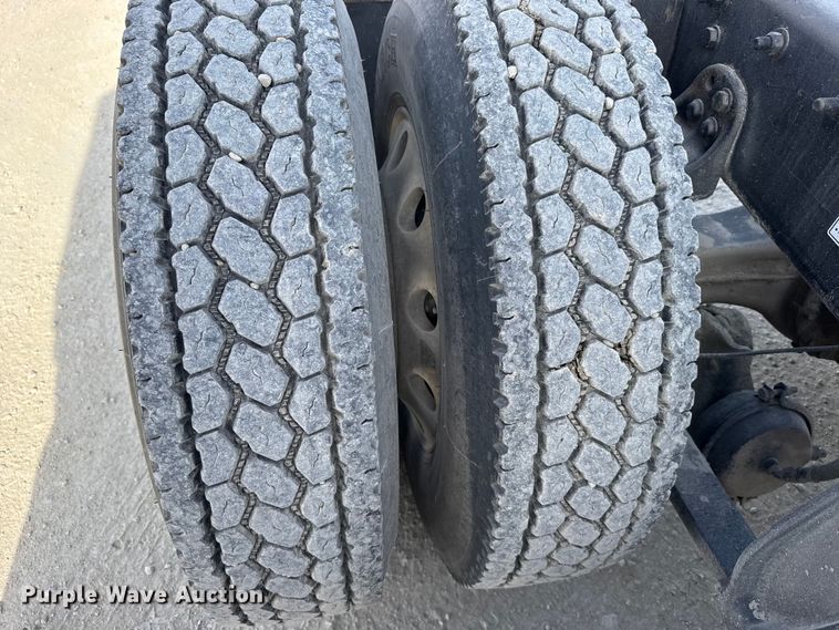 image for item EU6406 2014 Freightliner Cascadia semi truck