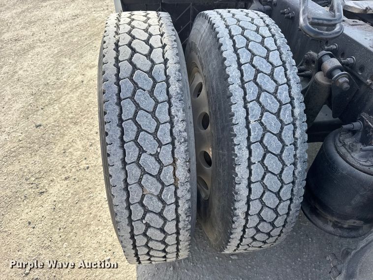 image for item EU6406 2014 Freightliner Cascadia semi truck