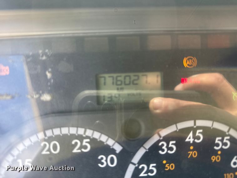 image for item EU6406 2014 Freightliner Cascadia semi truck