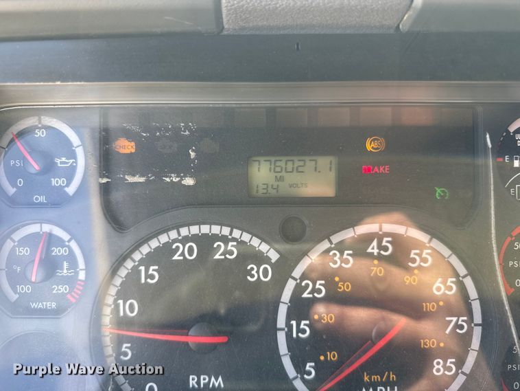 image for item EU6406 2014 Freightliner Cascadia semi truck