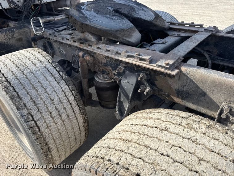 image for item EU6407 2005 Freightliner CST120 semi truck