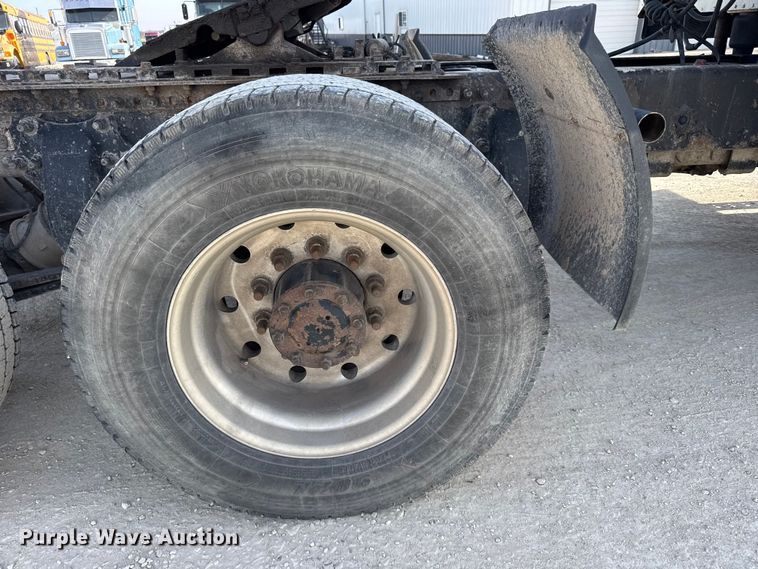 image for item EU6407 2005 Freightliner CST120 semi truck