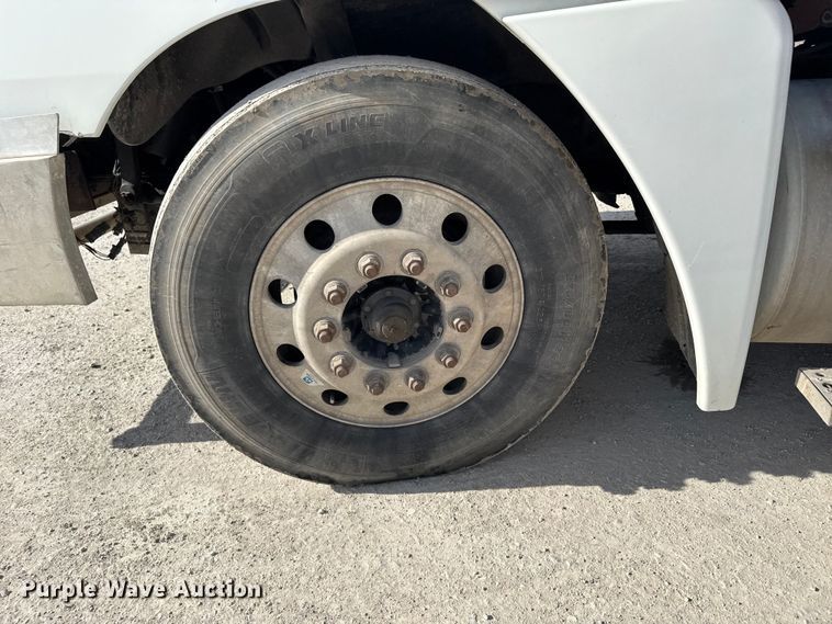 image for item EU6407 2005 Freightliner CST120 semi truck