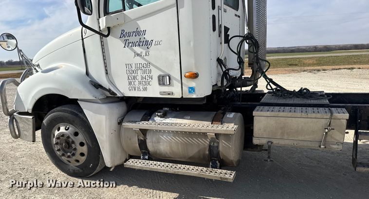 image for item EU6408 2001 Freightliner Columbia semi truck