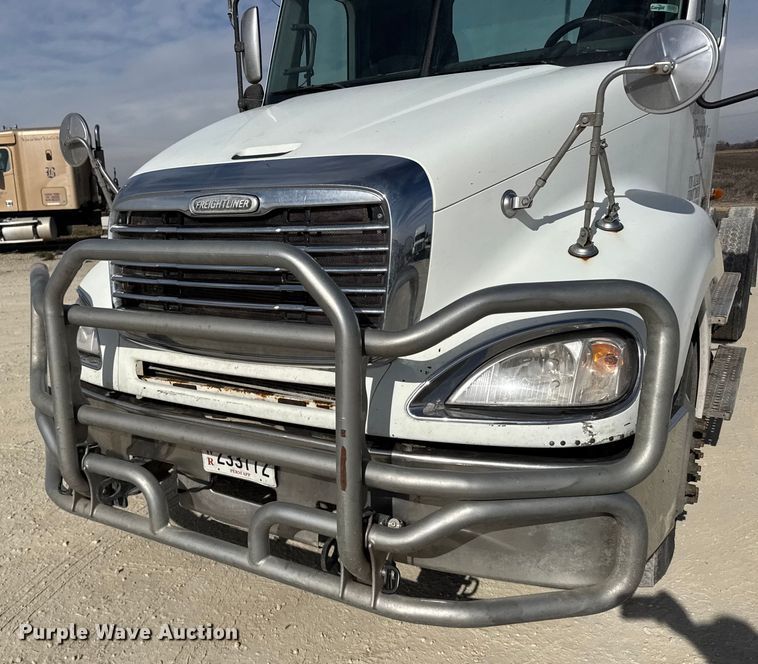 image for item EU6408 2001 Freightliner Columbia semi truck