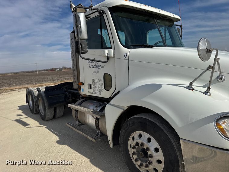 image for item EU6408 2001 Freightliner Columbia semi truck