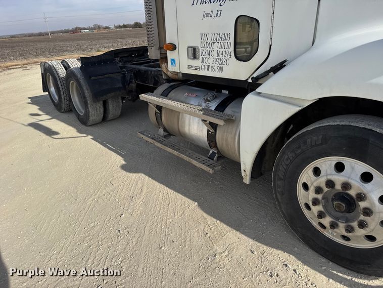 image for item EU6408 2001 Freightliner Columbia semi truck