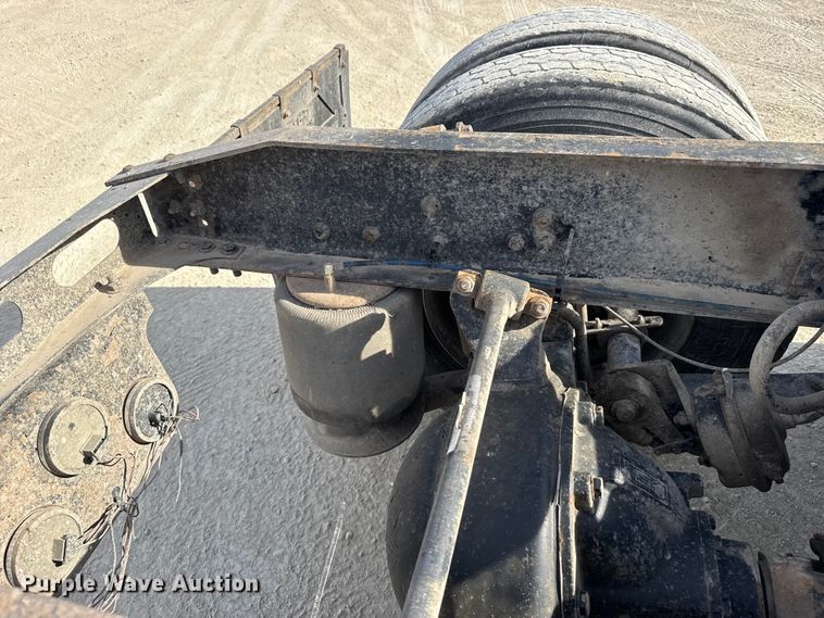 image for item EU6408 2001 Freightliner Columbia semi truck