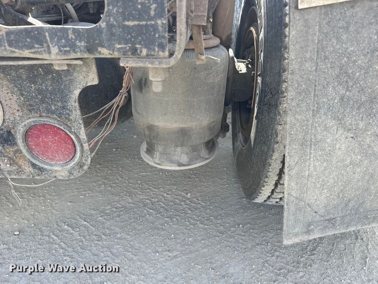 image for item EU6408 2001 Freightliner Columbia semi truck