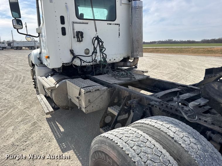 image for item EU6408 2001 Freightliner Columbia semi truck