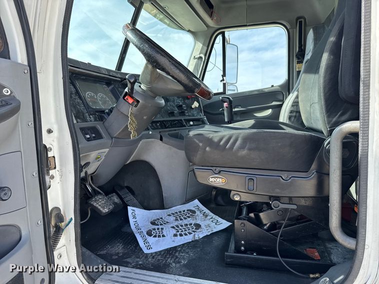 image for item EU6408 2001 Freightliner Columbia semi truck