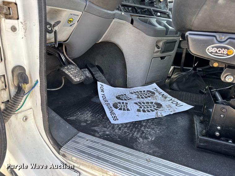 image for item EU6408 2001 Freightliner Columbia semi truck