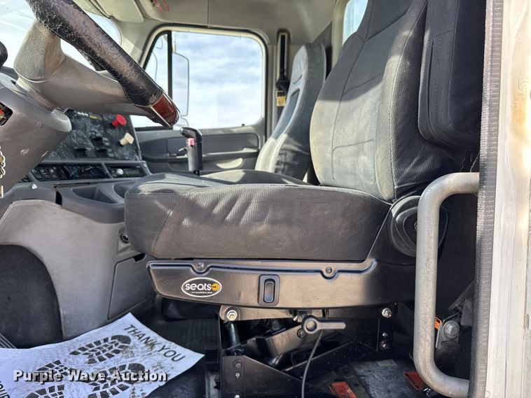 image for item EU6408 2001 Freightliner Columbia semi truck