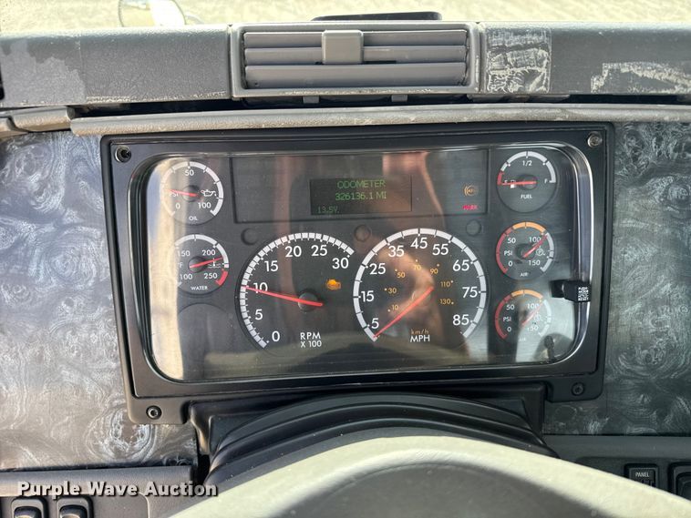 image for item EU6408 2001 Freightliner Columbia semi truck