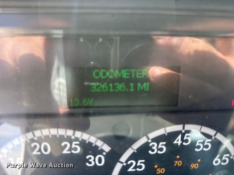 image for item EU6408 2001 Freightliner Columbia semi truck