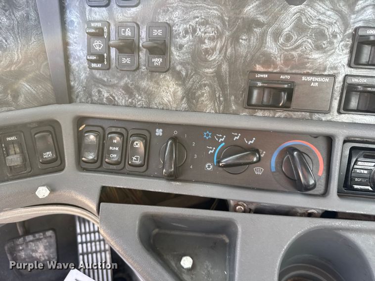 image for item EU6408 2001 Freightliner Columbia semi truck